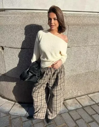 Pullover mit asymmetrischem Ausschnitt
