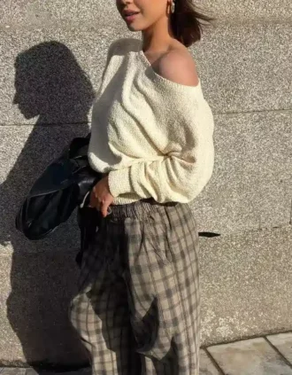 Pullover mit asymmetrischem Ausschnitt