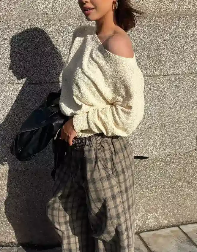 Pullover mit asymmetrischem Ausschnitt Pullover mit asymmetrischem Ausschnitt