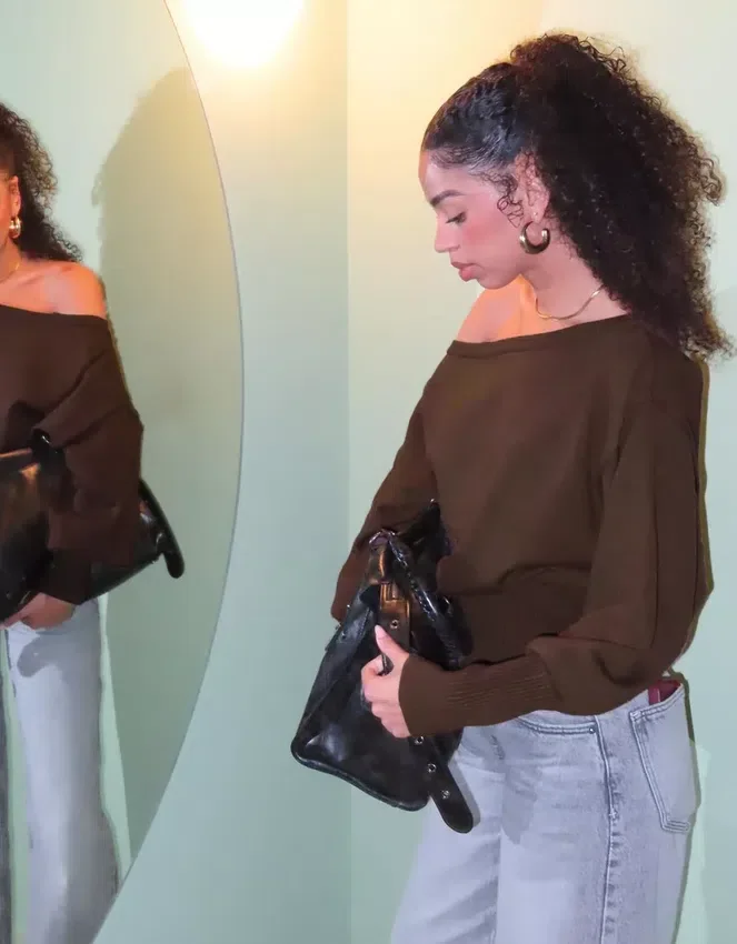Pullover mit asymmetrischem, geripptem Saum Pullover mit asymmetrischem, geripptem Saum
