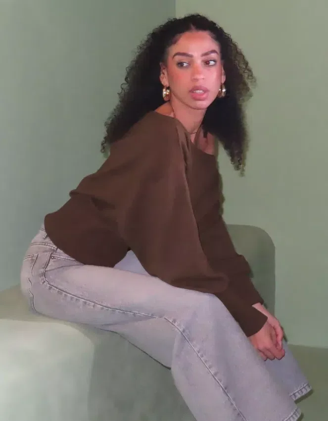 Pullover mit asymmetrischem, geripptem Saum Pullover mit asymmetrischem, geripptem Saum