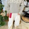 Pullover mit Rundhalsausschnitt und Aufnäher – Pullover und Strickjacken Pullover mit Rundhalsausschnitt und Aufnäher – Pullover und Strickjacken