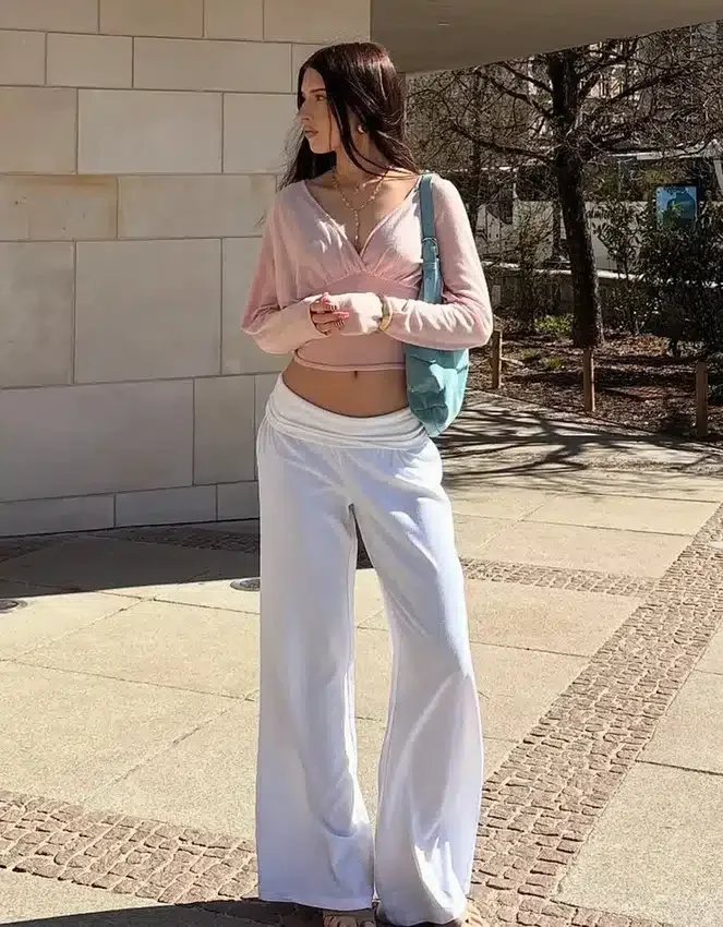 Pullover mit V-Ausschnitt und Schärpe Pullover mit V-Ausschnitt und Schärpe