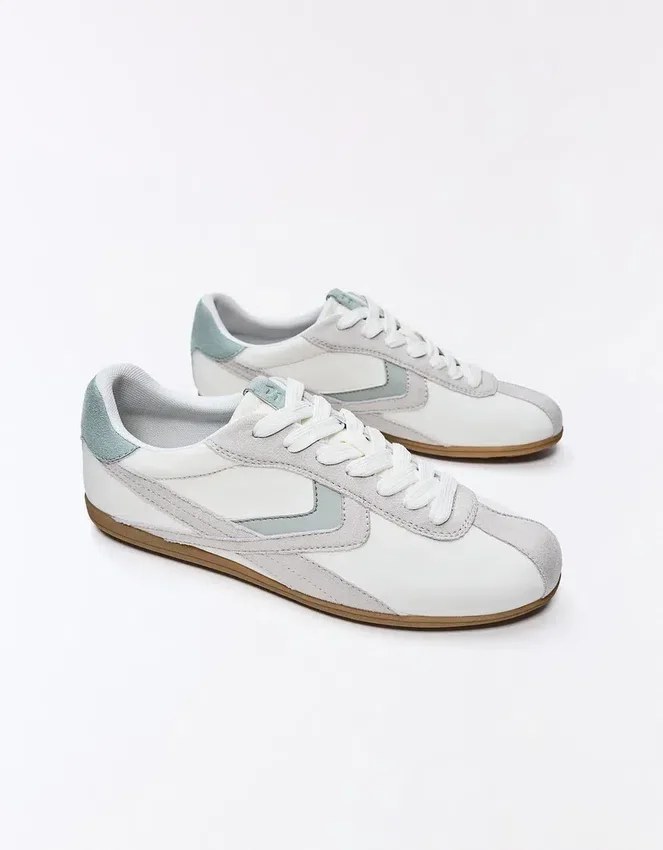 Retro-Sneaker mit dünner Sohle Retro-Sneaker mit dünner Sohle