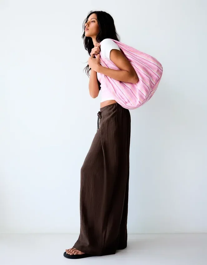 Rustikale Hose mit Wide Leg und Falten Rustikale Hose mit Wide Leg und Falten