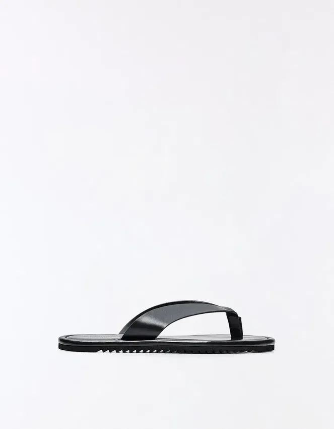 Sandalen mit Tanga-Riemen Sandalen mit Tanga-Riemen
