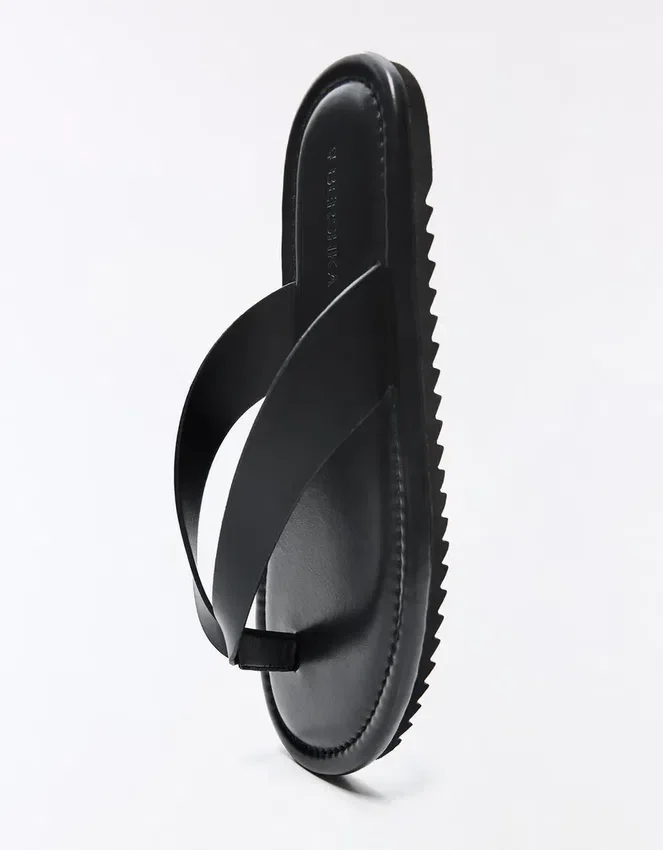 Sandalen mit Tanga-Riemen Sandalen mit Tanga-Riemen