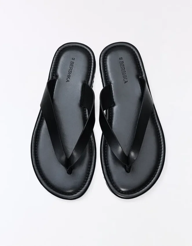Sandalen mit Tanga-Riemen Sandalen mit Tanga-Riemen