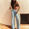 Schimmernde Jeans mit hoher Taille und Straight-Bein-Silhouette Schimmernde Jeans mit hoher Taille und Straight-Bein-Silhouette