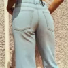 Schimmernde Jeans mit hoher Taille und Straight-Bein-Silhouette Schimmernde Jeans mit hoher Taille und Straight-Bein-Silhouette