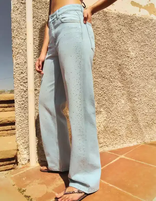 Schimmernde Jeans mit hoher Taille und Straight-Bein-Silhouette Schimmernde Jeans mit hoher Taille und Straight-Bein-Silhouette