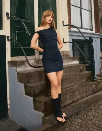 Schulterfreies Denim-Minikleid – Kleider und Overalls Schulterfreies Denim-Minikleid – Kleider und Overalls