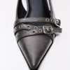Slingback-Schuhe mit Kitten-High Heels und Schnallen Slingback-Schuhe mit Kitten-High Heels und Schnallen