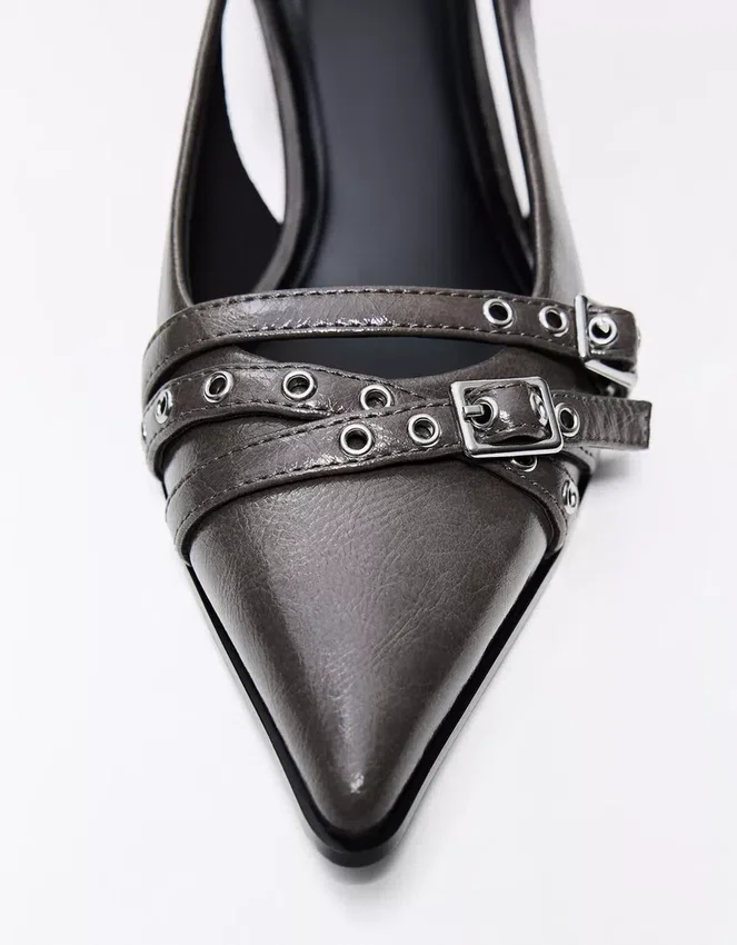 Slingback-Schuhe mit Kitten-High Heels und Schnallen Slingback-Schuhe mit Kitten-High Heels und Schnallen