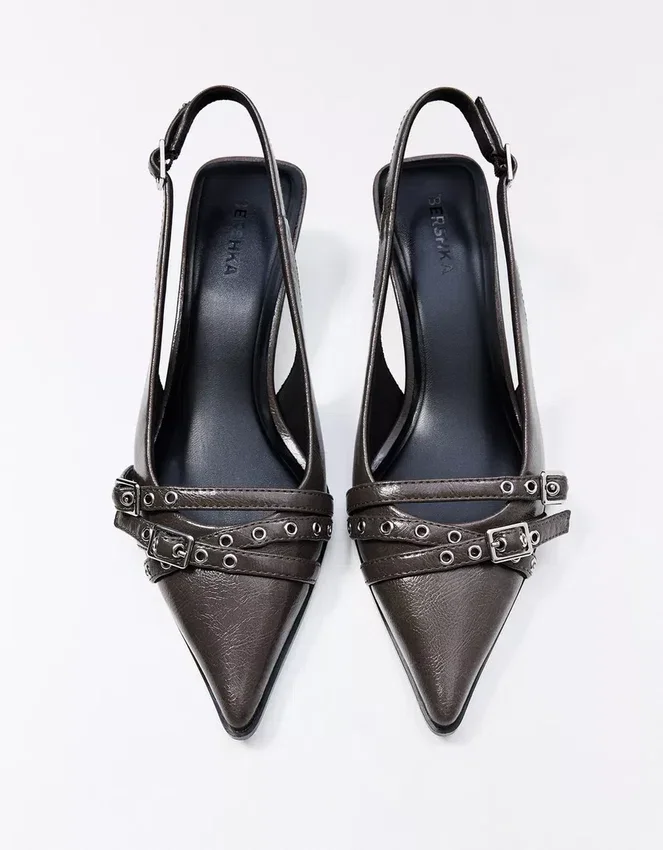 Slingback-Schuhe mit Kitten-High Heels und Schnallen Slingback-Schuhe mit Kitten-High Heels und Schnallen