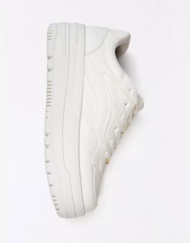 Sneaker mit dicker Sohle Sneaker mit dicker Sohle
