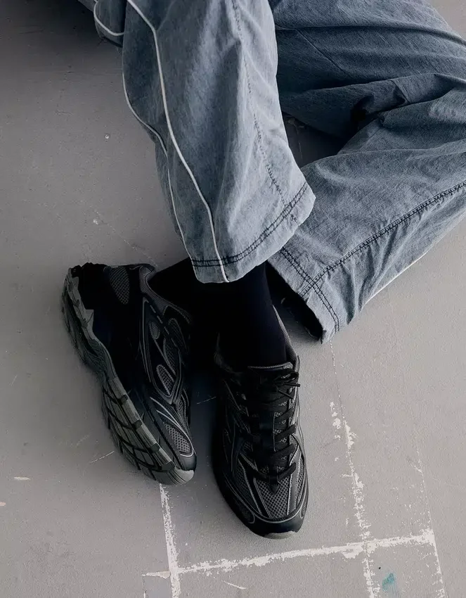 Sneaker mit voluminöser Sohle Sneaker mit voluminöser Sohle