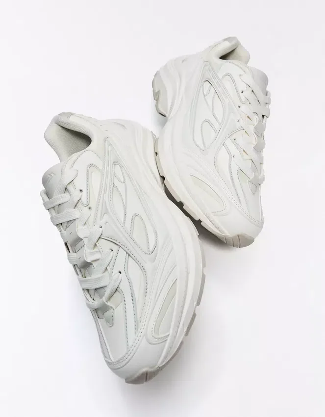 Sneaker mit voluminöser Sohle Sneaker mit voluminöser Sohle