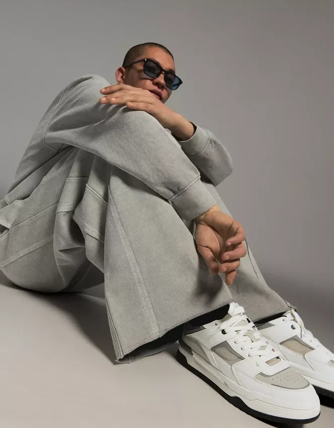 Sneaker mit voluminöser Sohle und Applikationen – Sneaker Sneaker mit voluminöser Sohle und Applikationen – Sneaker