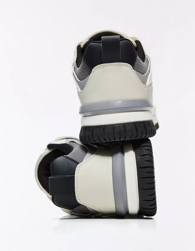 Sneaker mit voluminöser Sohle und Applikationen – Sneaker Sneaker mit voluminöser Sohle und Applikationen – Sneaker