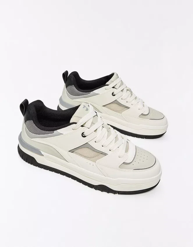 Sneaker mit voluminöser Sohle und Applikationen – Sneaker Sneaker mit voluminöser Sohle und Applikationen – Sneaker