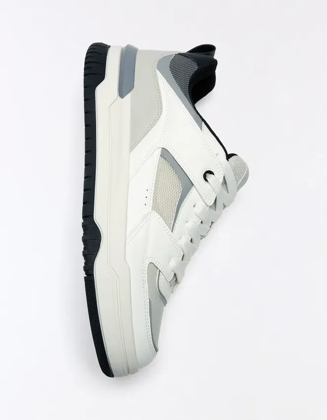 Sneaker mit voluminöser Sohle und Applikationen – Sneaker Sneaker mit voluminöser Sohle und Applikationen – Sneaker