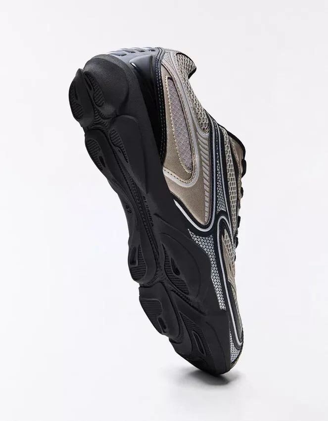 Sportschuh mit feiner Sohle – Sneaker Sportschuh mit feiner Sohle – Sneaker