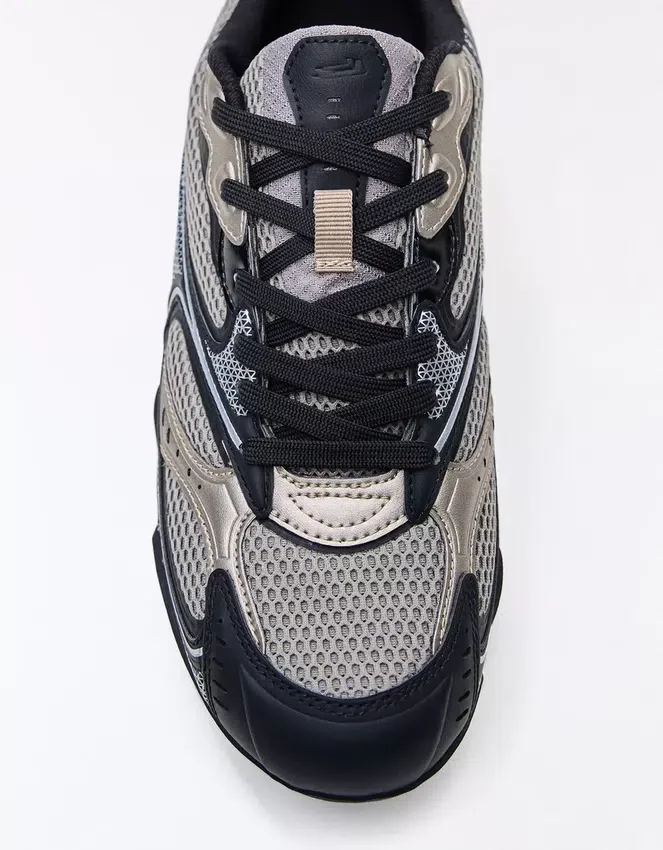 Sportschuh mit feiner Sohle – Sneaker Sportschuh mit feiner Sohle – Sneaker