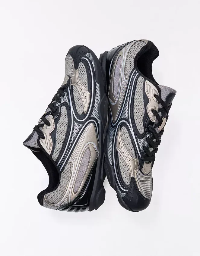 Sportschuh mit feiner Sohle – Sneaker Sportschuh mit feiner Sohle – Sneaker