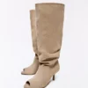 Stiefel mit offenem Kitten-Heel – Stiefel und Stiefeletten