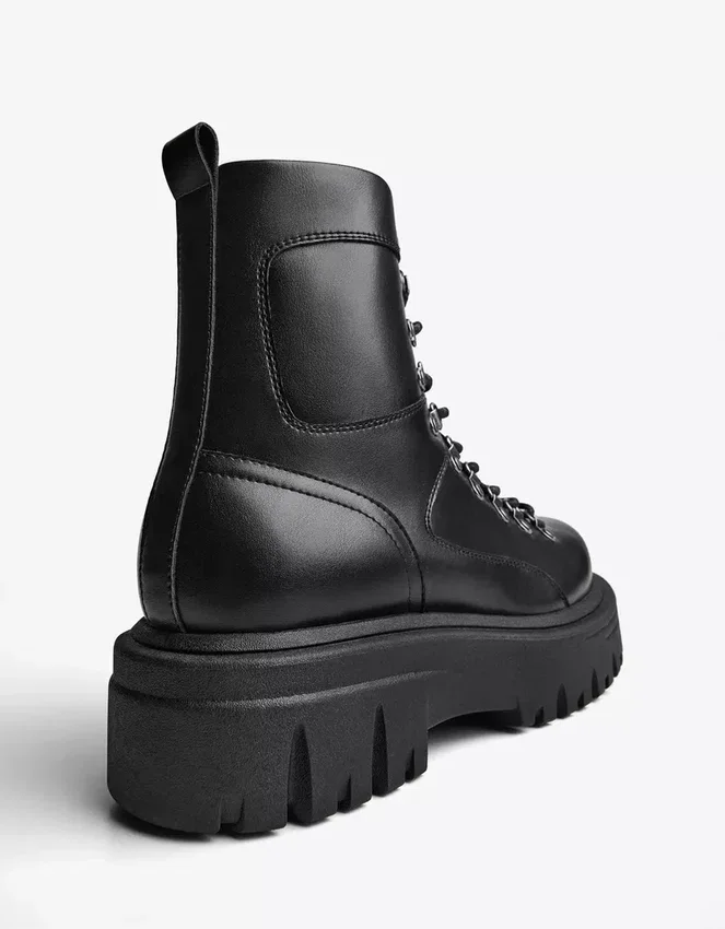 Stiefeletten mit Metall-Details – Stiefeletten Stiefeletten mit Metall-Details – Stiefeletten