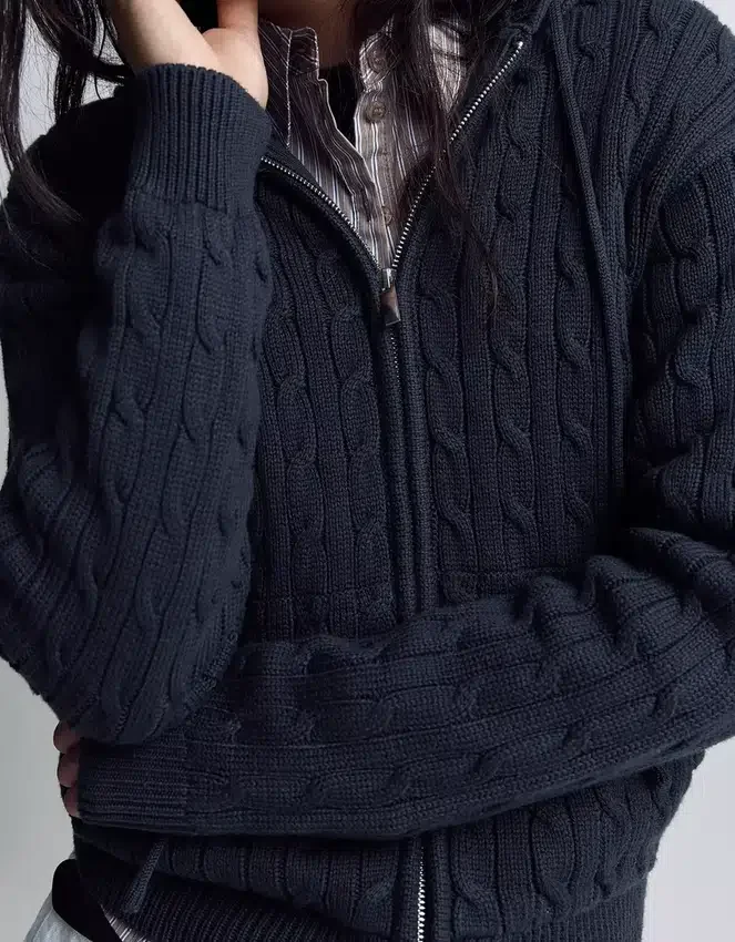 Strickjacke mit Zopfmuster und Reißverschluss – Pullover und Strickjacken Strickjacke mit Zopfmuster und Reißverschluss – Pullover und Strickjacken