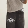 Super-Baggy-Jeans mit Stickerei