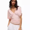 T-Shirt mit gerafftem V-Ausschnitt – Damen