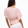 T-Shirt mit gerafftem V-Ausschnitt – Damen