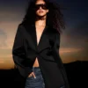 Taillierter Satinblazer – Jacken und Trenchcoats Taillierter Satinblazer – Jacken und Trenchcoats