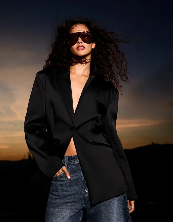 Taillierter Satinblazer – Jacken und Trenchcoats Taillierter Satinblazer – Jacken und Trenchcoats