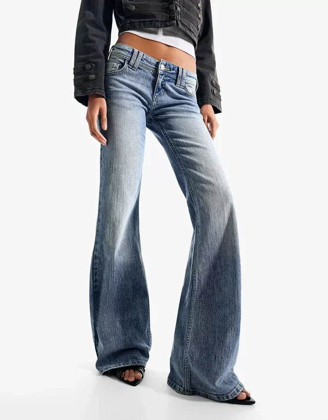 Tief sitzende, bestickte Schlagjeans – Hose Tief sitzende, bestickte Schlagjeans – Hose