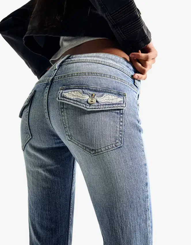 Tief sitzende, bestickte Schlagjeans – Hose Tief sitzende, bestickte Schlagjeans – Hose