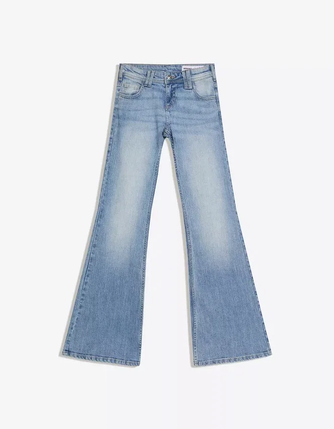 Tief sitzende, bestickte Schlagjeans – Hose Tief sitzende, bestickte Schlagjeans – Hose