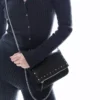 Umhängetasche mit Reißverschluss und Nieten – Accessoires