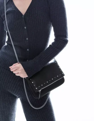 Umhängetasche mit Reißverschluss und Nieten – Accessoires