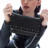 Umhängetasche mit Reißverschluss und Nieten – Accessoires