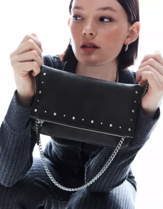 Umhängetasche mit Reißverschluss und Nieten – Accessoires