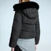 Wasserabweisende Pufferjacke mit Pelzkapuze – Jacken und Trenchcoats
