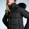 Wasserabweisende Pufferjacke mit Pelzkapuze – Jacken und Trenchcoats
