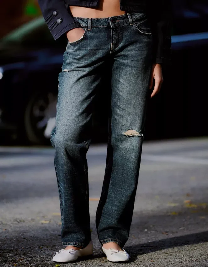 Zerrissene Low-Rise-Jeans mit Straight-Bein Zerrissene Low-Rise-Jeans mit Straight-Bein