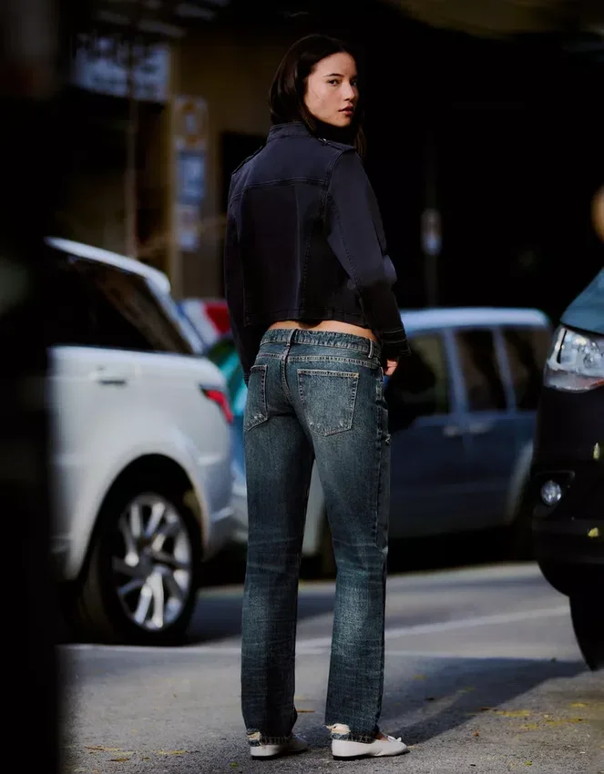 Zerrissene Low-Rise-Jeans mit Straight-Bein Zerrissene Low-Rise-Jeans mit Straight-Bein